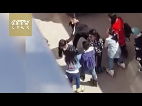 شاهد طالبات صينيات يضربن زميلتهن بعنف في المدرسة