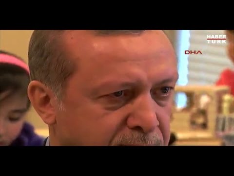 بالفيديو أردوغان يبكي أثناء قصيدة لطالبة تركية في أميركا