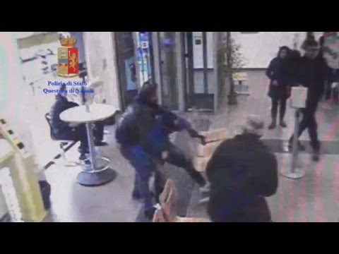 شاهد شرطي إيطالي خارج الخدمة يحبط هجومًا مسلحًا على مكتب بريد