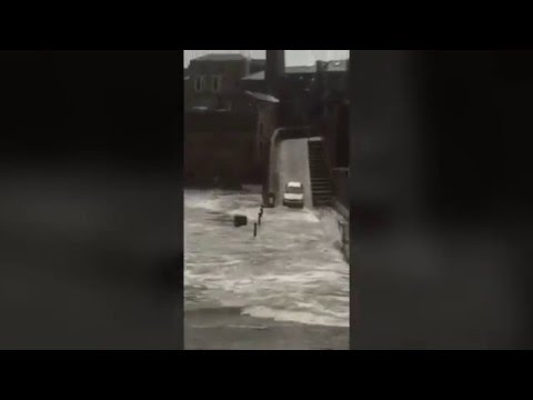 بالفيديو سائق بريطاني يعاند أمواج البحر ويمر بها أثناء عاصفة قوية